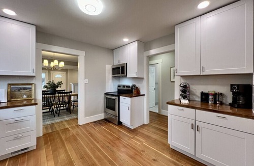 Baker City House | The Winston, Gorgeous! 4 Bdrm w/Hot Tub & Firepit, Local Golfing 50% Off!