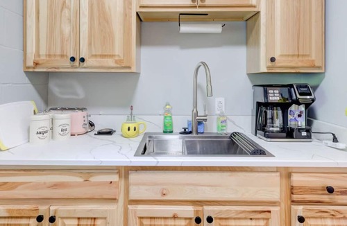 Downtown Memphis Apartment | Themed Lux Loft with King Bed, Free Parking & Wi-Fi