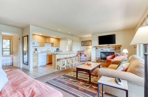Bend Condo | Third-floor retreat with treetop views, AC, pools, hot tubs, & sports courts