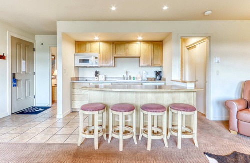 Bend Condo | Third-floor retreat with treetop views, AC, pools, hot tubs, & sports courts