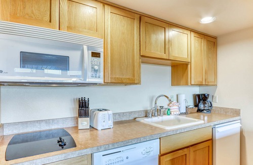 Bend Condo | Third-floor retreat with treetop views, AC, pools, hot tubs, & sports courts