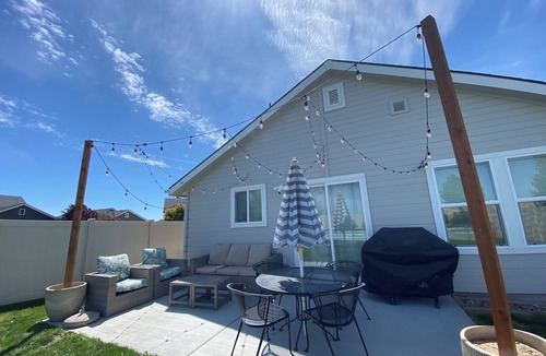 Nampa House | This 3-bedroom home is a hotspot for events, weddings and The Ford Idaho Center!