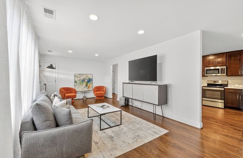 Madison House | This beautiful Nashville home is tucked away 9 min from the Grand Ole Opry and 4 miles to Broadway ! Its an open concept 2500- sq feet 3 bedroom 2 baths perfect for famlies or couples.
