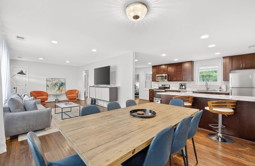 Madison House | This beautiful Nashville home is tucked away 9 min from the Grand Ole Opry and 4 miles to Broadway ! Its an open concept 2500- sq feet 3 bedroom 2 baths perfect for famlies or couples.