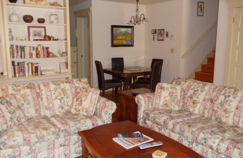 Jacksonville Cottage | This cottage is a 2 bedroom(s), 2 bathrooms, located in Jacksonville, OR.