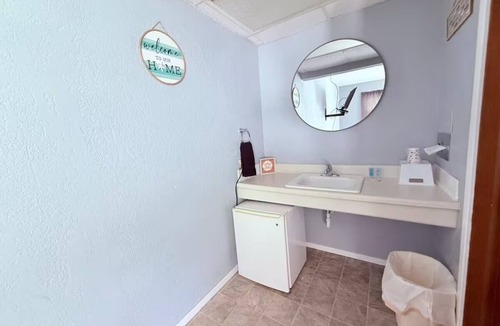 Ida Grove Hotel | Three Affordable Castle-Themed Rooms w/Bathtub for Relaxation Near Landmarks