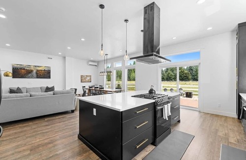 McCall House | Three Primary Suites: Family and Dog Friendly