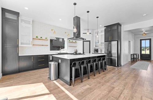 McCall House | Three Primary Suites: Family and Dog Friendly
