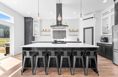 McCall House | Three Primary Suites: Family and Dog Friendly