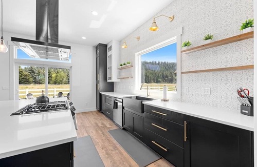 McCall House | Three Primary Suites: Family and Dog Friendly