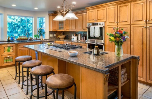 Oregon City House | Three Springs Estate | 7BR Retreat with Pond
