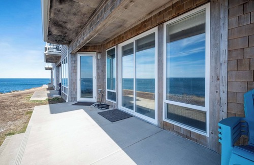 Depoe Bay Condo | Thundering Sea Condo, Ocean Balcony & Pool