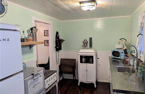 Westlake Cabin | Ticketmaster Chamber - Historic Lakefront Studio Cabin with Kayaking