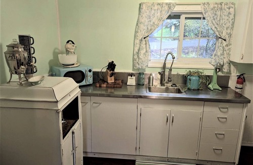 Westlake Cabin | Ticketmaster Chamber - Historic Lakefront Studio Cabin with Kayaking