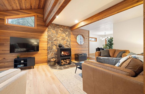 Mount Hood Village House | Timber Base Camp-4 Bedroom, 3 living spaces, Game room & Hot tub