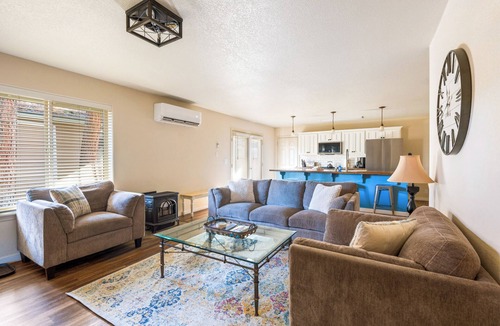 Sisters House | Timber Creek Escape Sisters Townhome pet friendly and great location