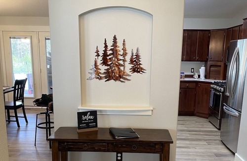 Post Falls House | Timbercrest Retreat - Delightful Home near river, Couer d'Alene & Silverwood!