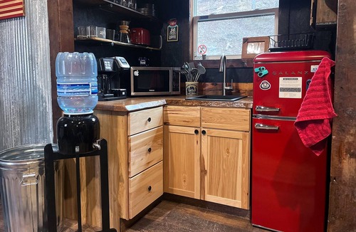 Irvine Cabin | Tin Cantina - Cozy Tiny Cabin Near Red River Gorge - Stargazing & Seclusion
