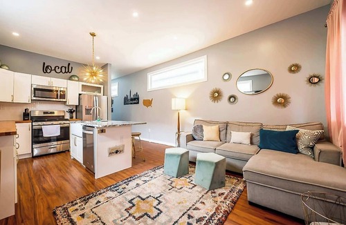 Fountain Square House | Tiny Home | King Bed | Patio | BBQ
