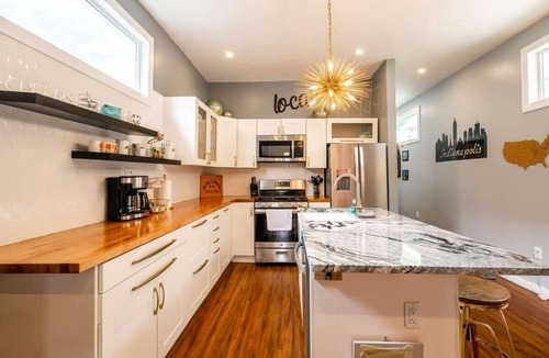 Fountain Square House | Tiny Home | King Bed | Patio | BBQ