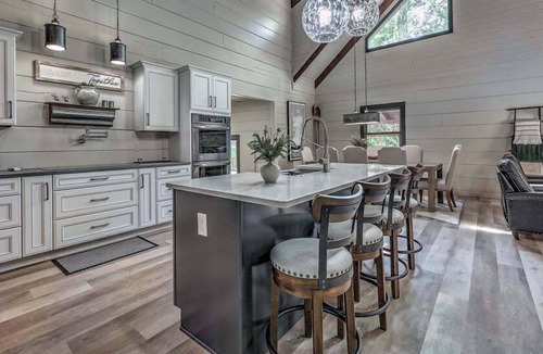 Dial House | Toccoa Time - Riverside | Pet Friendly | Firepit | Pool table