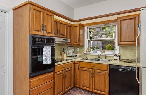 Florence House | Top 5% Downtown Florence Retreat: 3 Large Rooms, Desk, Safe, Clean, Pet Friendly