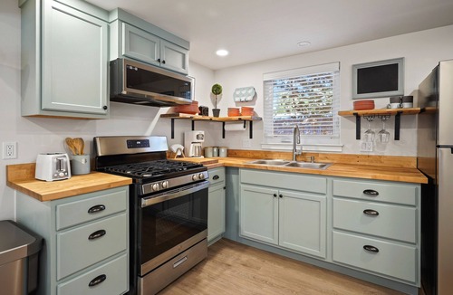 Larkspur House | Top 5% - Finnish Sauna - Near Old Mill - No Pets - Fully Remodeled - Quiet