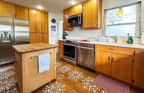 Port Angeles House | Top Floor Apartment, Workspace, Near Downtown, ONP