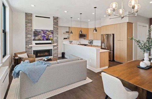 Sandpoint Condo | Top floor downtown dog friendly condo. Hot tub too