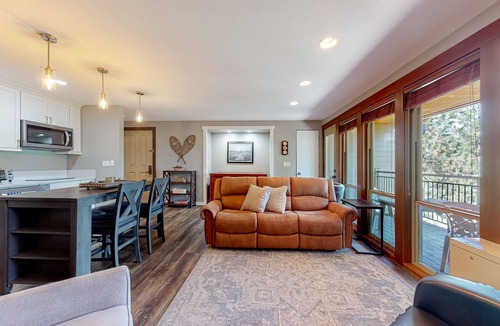 Bend Condo | Top-floor, mountain-view gem by Mt. Bachelor with pools, ice skating & hot tubs