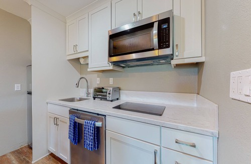 Bend Condo | Top-floor, mountain-view gem by Mt. Bachelor with pools, ice skating & hot tubs