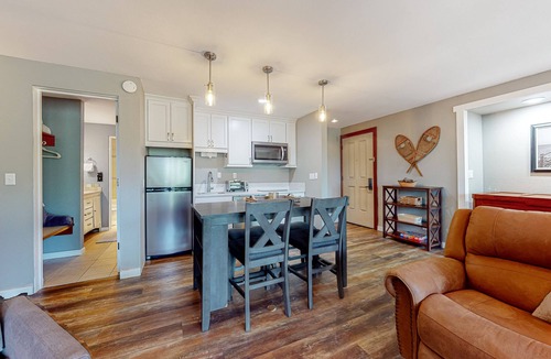 Bend Condo | Top-floor, mountain-view gem by Mt. Bachelor with pools, ice skating & hot tubs