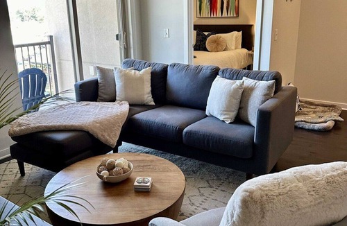 Mayfield Apartment | Top Floor Pet Friendly Condo near Downtown
