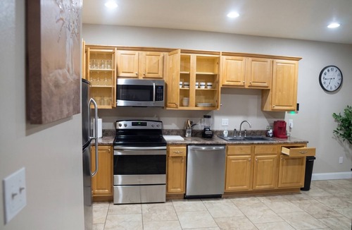 Kreole Apartment | Top-Floor Retreat · 3BR 2BA · King Beds · W/D