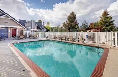Lynnwood House | Top Hotel in WA Near Alderwood Mall with Kitchens