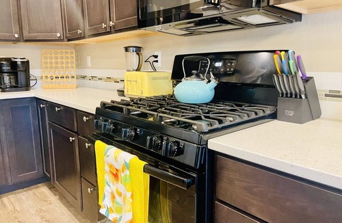 Medford House | Top Rated! Bring the kids, BIG backyard! Sleeps 12. Fast WIFI.