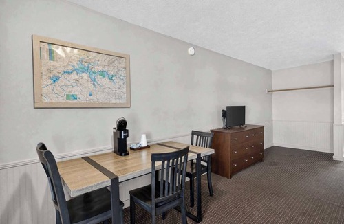 Cedar Bluff Apartment | Topside Suites Little River Marina