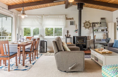 Coupeville House | Totally Beachin' Getaway - Two Story Beach Retreat