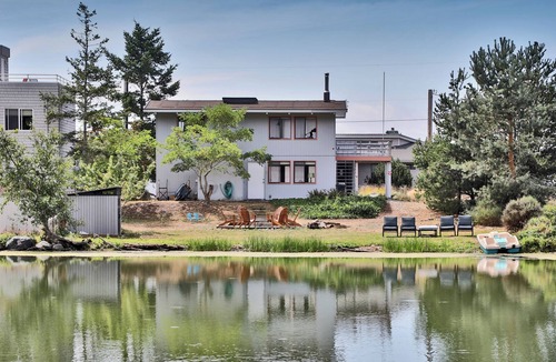 Coupeville House | Totally Beachin' Getaway - Two Story Beach Retreat