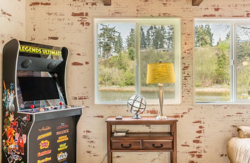 Coupeville House | Totally Beachin' Getaway by AvantStay | Waterfront
