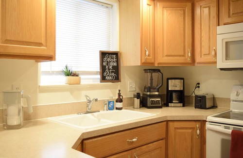 Ammon House | Townhome W/king size bed, chef's kitchen+ chimney