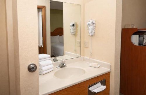 Allison Hotel | Townhouse Super Gallup - I-40