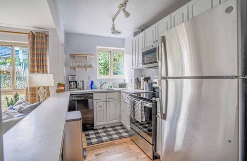 Downtown Seattle Apartment | Tranquil 2BR downtown condo, Parking, King bed