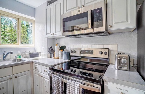 Downtown Seattle Apartment | Tranquil 2BR downtown condo, Parking, King bed