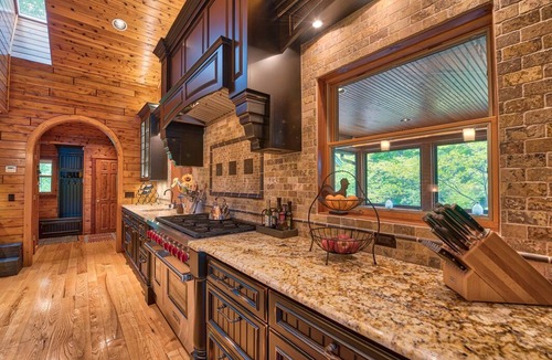 Levering Cabin | Tranquil 4-bedroom cabin with WiFi with private Lake