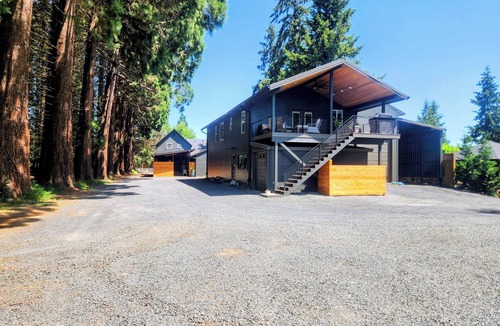 Woodburn House | Tranquil Butte Creek Waterfront Loft with Private Creek Views