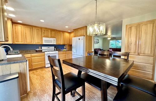 Albany House | Tranquil Home Near Shopping Area & Restaurants - 3 min Walk from Lovely Park