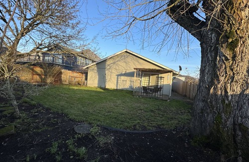 Albany House | Tranquil Home Near Shopping Area & Restaurants - 3 min Walk from Lovely Park