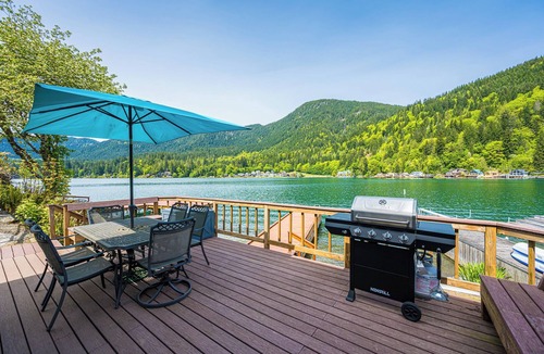 Port Angeles House | Tranquil Lakefront Escape - 3 bedroom Modern Cabin Retreat