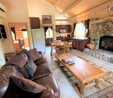 Darby House | Tranquil Mountain Glamping Retreat: Stunning Log Cabin with in Darby, MT